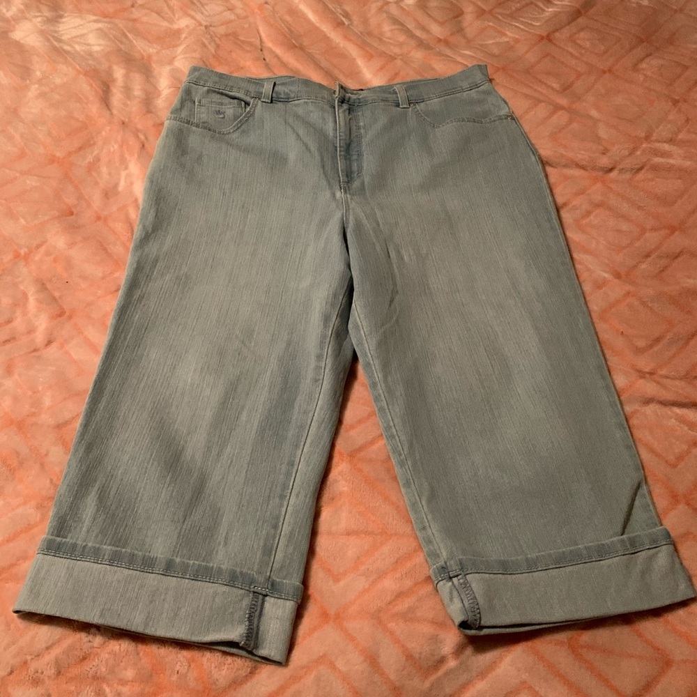 Gloria Vanderbilt Capri pants.